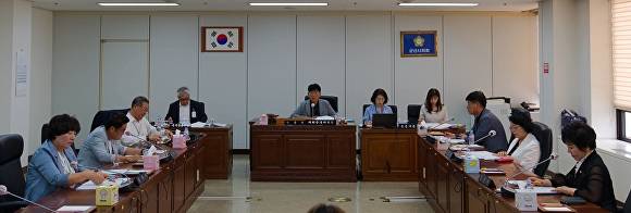 군산시의회 운영위원회 회의가 열리고 있다. [사진=군산시의회 ]