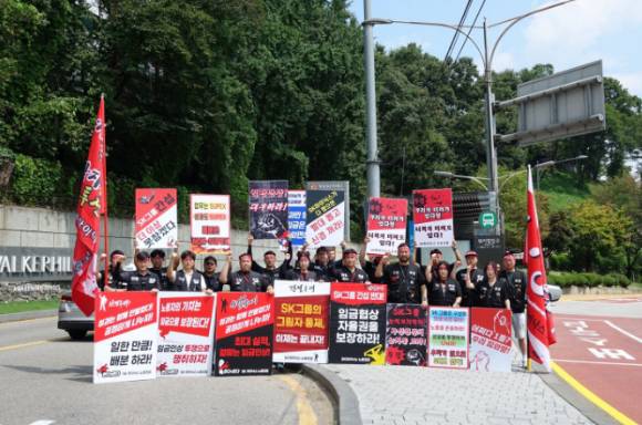 SK하이닉스 이천·청주 노동조합은 이날 오전 11시 SK 이천포럼이 열린 서울 광진구 워커힐 호텔을 찾아 피켓시위를 진행했다. [사진=SK하이닉스 노동조합]