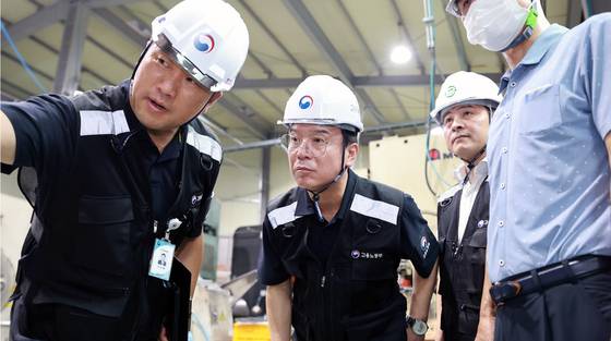 김영훈 고용노동부 장관이 안전한 일터 프로젝트 제3차 불시점검으로 7일 경기도 안양시에 위치한 제조업 사업장을 방문해 끼임사고 예방을 위한 핵심안전수칙 준수 여부를 집중 점검하고 있다. 뉴스1