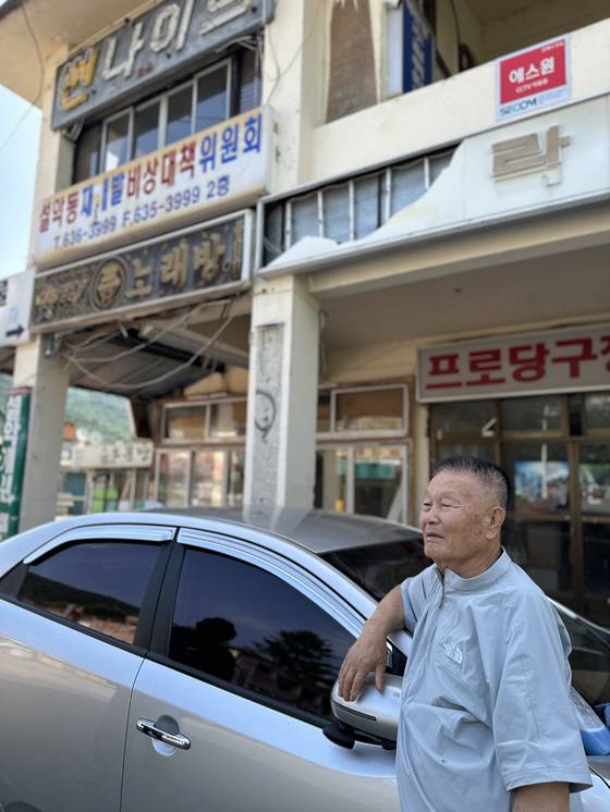 설악동 주민 김종모씨가 폐업한 자신의 가게를 바라보고 있다. 천권필 기자