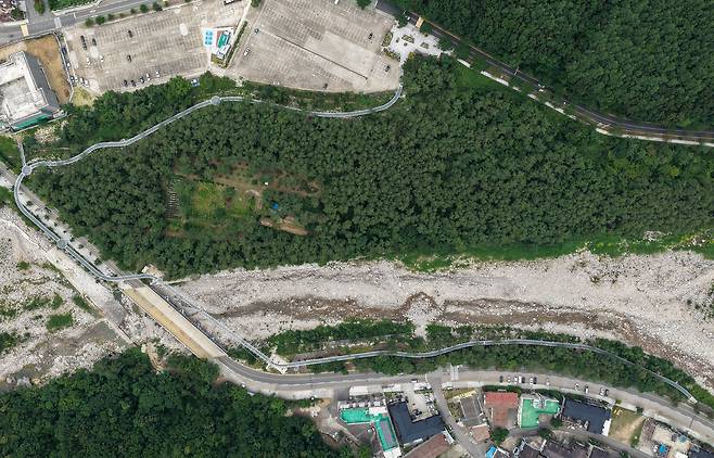 설악동 재건을 위해 설악동 B·C 지구를 연결하는 스카이워크가 설치된 모습. 천권필 기자