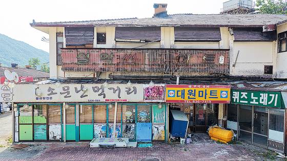 강원도 속초시 설악동 C지구가 폐업한 채로 방치된 상점들로 인해 유령마을처럼 변했다. 천권필 기자