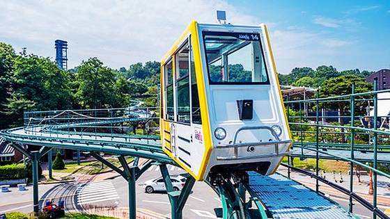 2022년 8월 문을 연 전북 남원시 어현동 남원테마파크 내 모노레일. 지난해 2월 휴업 이후 운영이 중단됐다. 사진 남원테마파크㈜