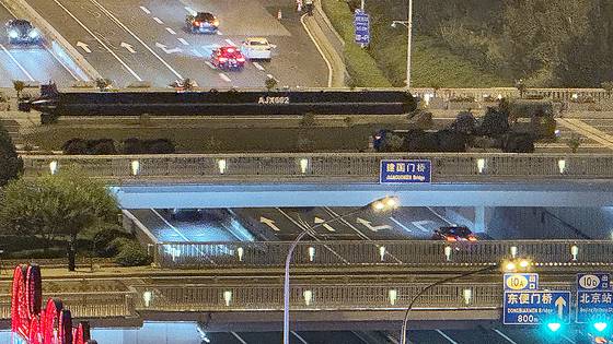 오는 9월 3일 천안문 승전 80주년 열병식에 등장할 초대형 무인잠수정(XLUUV·Extra Large Uncrewed Undersea Vehicle) AJX002가 16일 밤 천안문 방향으로 이동하고 있다. 신경진 기자