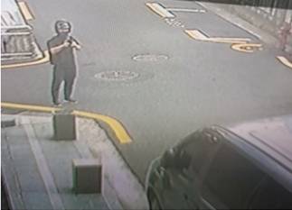 사건 현장을 배회하며 수상한 행동을 하는 사람을 CCTV가 포착했다. [사진 서울시]