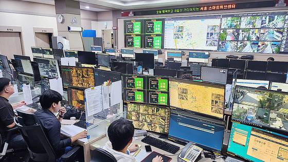 서울 서초구 서초스마트허브센터에서 관제요원들이 CCTV를 확인하고 있다. 사진 서울시