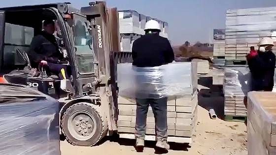 전남 나주의 한 벽돌 생산 공장에서 스리랑카 국적의 이주노동자를 화물에 결박하고 지게차로 들어 올리고 조롱하는 인권유린 사건이 발생했다. 연합뉴스