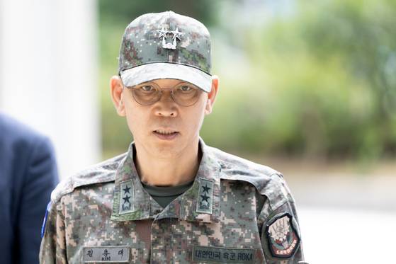 김용대 드론작전사령관이 17일 오후 서울 서초구 서울고등검찰청에 마련된 내란 특검팀(특별검사 조은석) 사무실로 조사를 받기 위해 들어서고 있다. 뉴스1