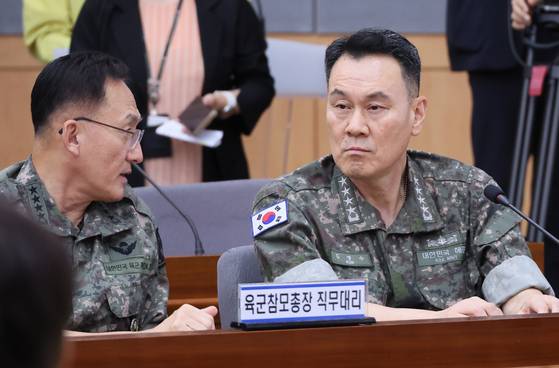 김명수 합참의장(오른쪽)이 지난 5일 서울 종로구 정부서울청사 별관에서 열린 을지연습 준비보고회의에서 고창준 육군참모총장 직무대리와 대화하고 있다. 연합뉴스