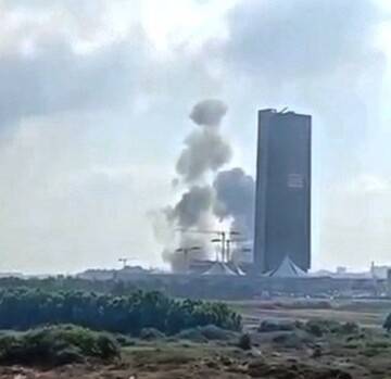 최초 공개된 것으로 알려진 이스라엘 군 정보기관 아만(Aman) 본부 원경. 이란의 미사일 공격을 받은 후 연기나는 모습. [AP=연합뉴스]