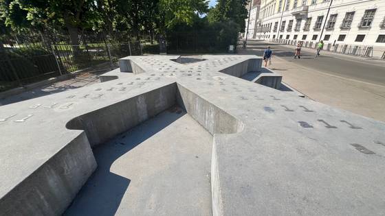 오스트리아 빈 ‘영웅 광장’의 ‘나치 군사 법정의 박해자’를 기리는 기념비. 독일군에서 탈영했다가 붙잡혀 처벌받은 오스트리아 탈영병을 위한 기념비다. [사진 임지현]