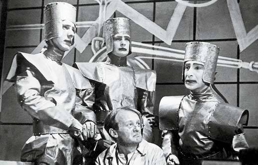 ‘로봇’이란 말을 최초로 대중화한 작가 카렐 차페크의 연극이 TV로 방영되는 모습. [사진 BBC]