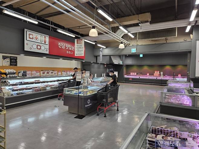 지난 16일 서울 금천구에 위치한 홈플러스 시흥점 내부에서 고객들이 장을 보고 있다./사진=박수림 기자