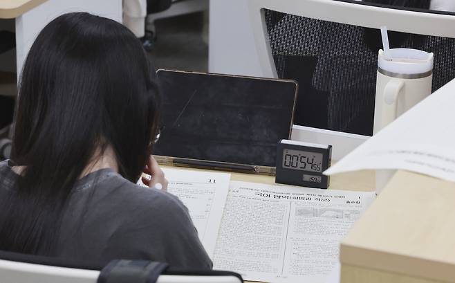 2026학년도 대학수학능력시험을 100일 앞둔 지난 5일 서울 마포구 한 학원에서 수험생들이 모의 시험문제를 풀고 있다. 연합뉴스