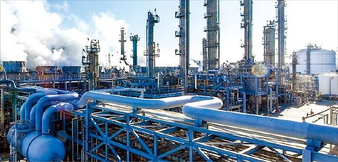 석유화학업종의 만성적 불황으로 경영난을 겪고 있는 전남 여수 여천NCC 2사업장.  한경DB