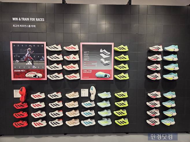 서울 중구에 위치한 아디다스 매장에 러닝화가 진열돼있다.  /사진=박수림 기자
