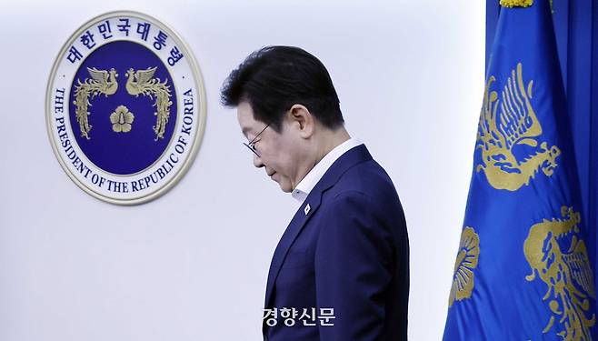 이재명 대통령이 지난 14일 용산 대통령실 청사에서 열린 제7차 수석보좌관회의에 참석하고 있다. 대통령실사진기자단