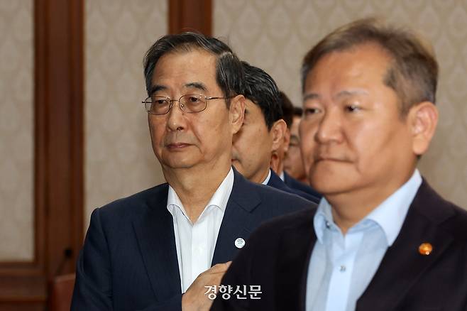 한덕수 전 국무총리(왼쪽)와 이상민 전 행정안전부 장관. 경향신문 자료사진