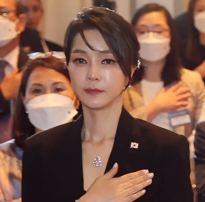 김건히 여사는 2022년 6월 스페인 동포 만찬간담회에 ‘반클리프 아펠’ 목걸이를 착용하고 참석했다. 연합뉴스