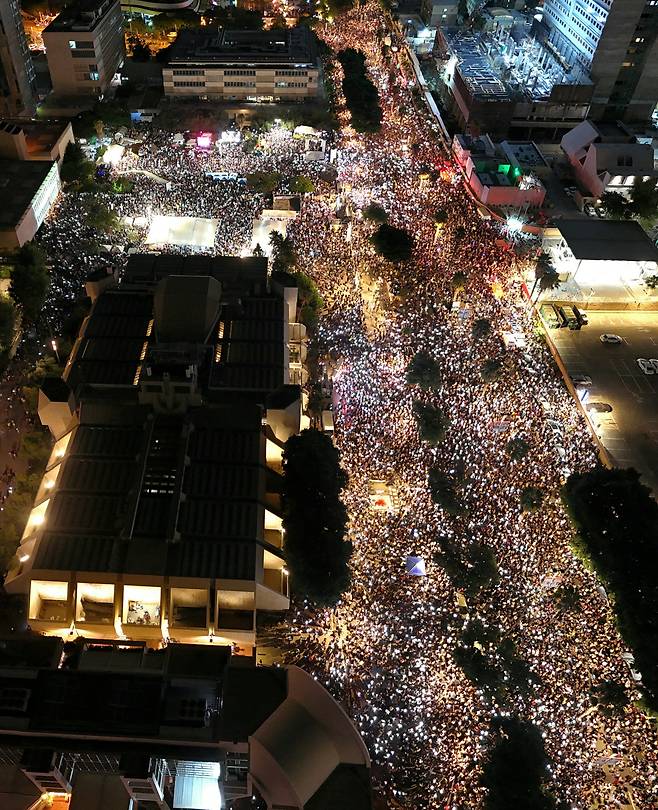 이스라엘서 ‘가자지구 점령 반대’ 대규모 시위 17일(현지시간) 저녁 이스라엘 텔아비브에서 시민들이 베냐민 네타냐후 내각의 가자시티 장악 군사작전 방침에 반대하고 전쟁 종식을 촉구하는 시위를 하고 있다.  로이터연합뉴스