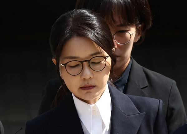 윤석열 전 대통령 부인 김건희 여사가 12일 구속 전 피의자 심문(영장실질심사)을 마친 뒤 서울 서초구 서울중앙지법을 나서고 있다. 사진공동취재단