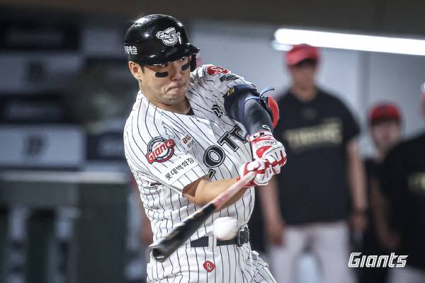 이달 초 왼쪽 햄스트링 부상을 당한 전준우는 순조로운 회복세를 보이고 있다. 사진은 지난달 KIA전에서 안타를 치는 모습. 롯데 자이언츠 제공