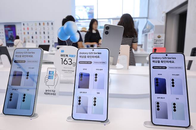 Visitors look at Samsung Electronics’ Galaxy S25 series at a Samsung store in southern Seoul on Aug. 5. [NEWS1]