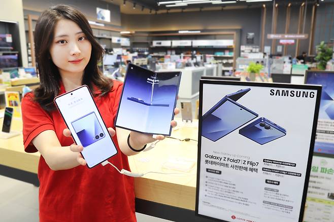 A model promotes preorders for Samsung’s new Galaxy devices on July 16. [YONHAP]
