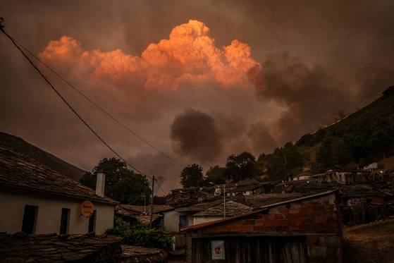 A pyrocumulus cloud forms as smoke rises from a wildfire behind the village of Vilarmel, Lugo area, Galicia region, Spain, on Aug. 16. [REUTERS/YONHAP]
