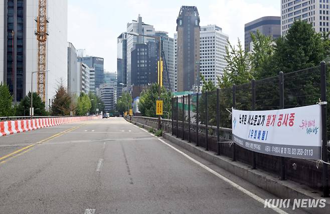 18일 서울 중구 서소문 고가차도에 철거 관련 안내문이 설치되어 있다. 1966년에 지어진 이 고가차도는 붕괴 위험이 큰 ‘안전등급 D’ 판정을 받아 철거가 결정됐다.&nbsp;