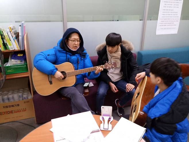 경기도 성남청운교회 성도들이 지역 내 소외 청소년을 위한 공부방 ‘드림 스프링스’ 사역 중 멘토링하는 모습. 이 목사 제공