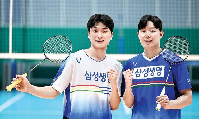 배드민턴 남자복식 세계랭킹 1위 김원호(왼쪽)와 서승재가 지난 1일 경기도 용인 삼성트레이닝센터에서 국민일보 인터뷰에 앞서 포즈를 취하고 있다. 올해 국제대회 5회 우승을 합작한 두 선수는 세계선수권대회, 아시안게임, 올림픽에서 선전을 다짐했다. 용인=김지훈 기자