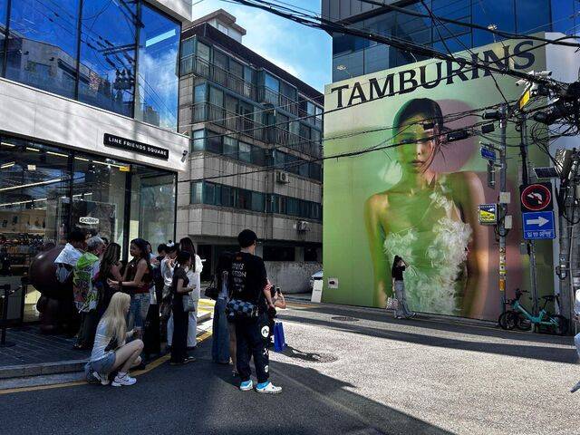 12일 서울 강남구 가로수길 탬버린즈 매장 앞. 관광객들이 블랙핑크 제니와 사진을 찍으려 줄을 서 있다.