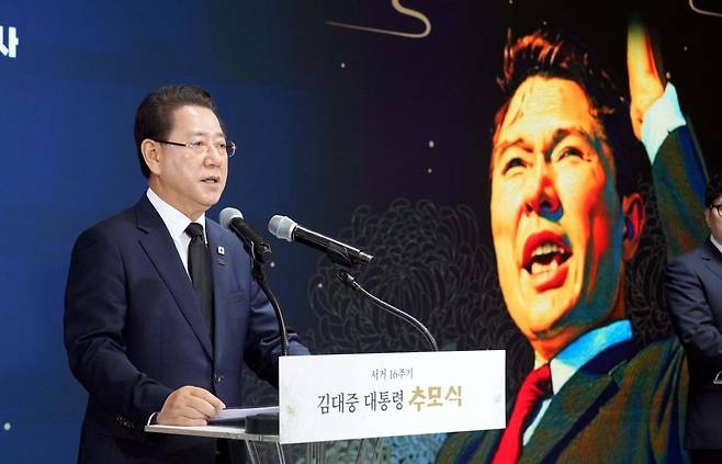 김영록 전라남도지사가 18일 오전 목포 김대중노벨평화상기념관에서 열린 ‘김대중 대통령 서거 16주기 추모식’에 참석해 추모사를 하고 있다. 전남도 제공