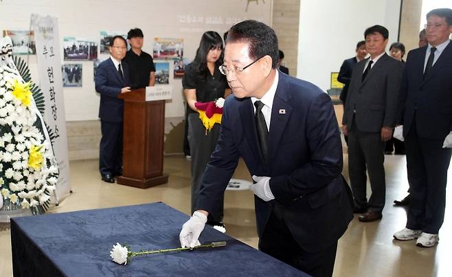 김영록 전라남도지사가 18일 오전 목포 김대중노벨평화상기념관에서 열린 ‘김대중 대통령 서거 16주기 추모식’에 참석해 헌화·묵념을 하고 있다. 이날 추모식에는 김영록 전남지사를 비롯해 김대중 전라남도교육감, 이광일 전라남도의회 부의장, 도의원, 도민 등이 참석했다. 전남도 제공