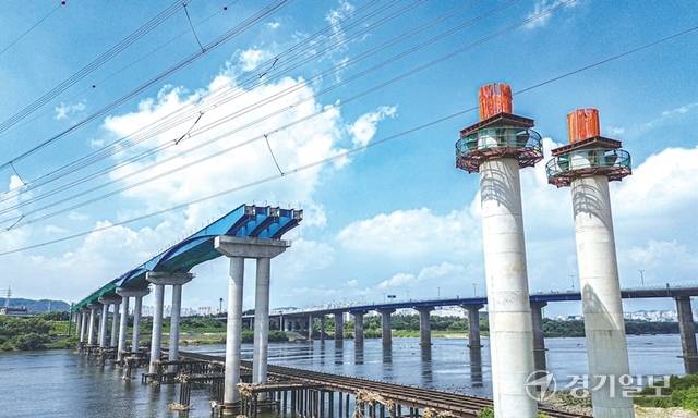 내년 8월 완공될 예정이던 ‘신팔당대교 건설 사업’이 송전탑 이설, 일대 토지 보상 문제에 부딪혀 중단됐다. 사진은 신팔당대교 건설현장 모습. 조주현기자