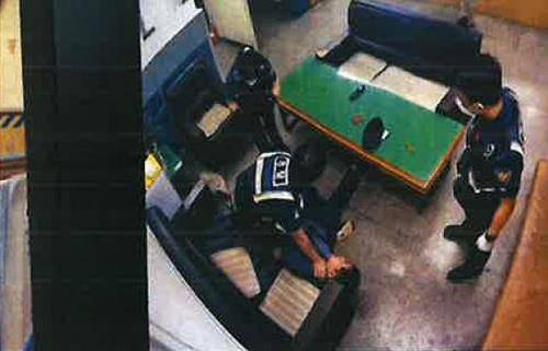 당시 지구대에서 피고인 체포하는 경찰관들 모습 / 사진=연합뉴스