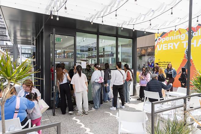 노티드 미국 LA 1호점(미국 첫 매장) 밖에 손님들이 몰려 있다. GFFG