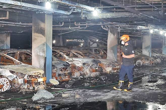 인천 벤츠 전기차 화재 현장 조사 장면 [사진출처=연합뉴스]