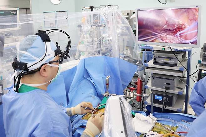 유재석 서울아산병원 심장혈관흉부외과 교수가 3D완전내시경을 이용한 심장수술을 하고있다. 제공=서울아산병원