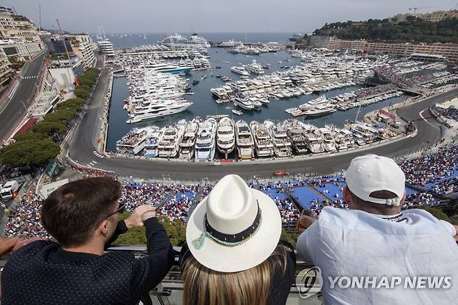 F1 그랑프리가 열린 모나코의 몬테카를로 서킷을 바라보는 관광객들. [EPA = 연합]