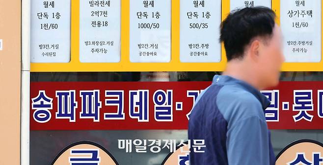 6·27 대출 규제로 전세퇴거자금 대출길이 꽉 막힌 가운데 서울 송파구 한 아파트 단지 근처 부동산중개업소 앞에 전세 물건 안내문구가 붙어 있다. [이승환 기자]