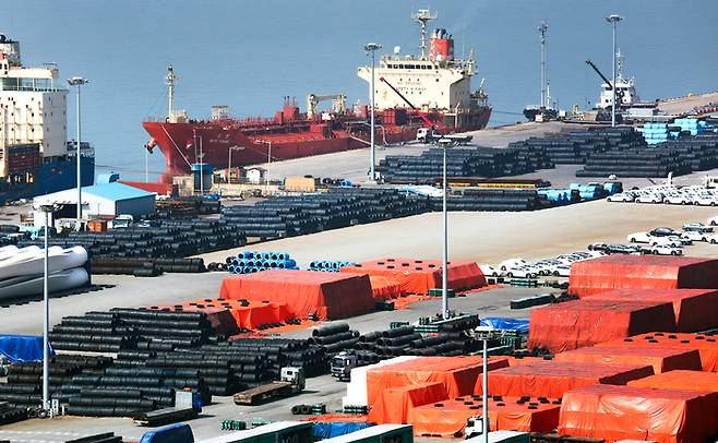 경기 평택시 포승읍 평택항 수출 야적장에 철강 제품이 쌓여 있다. [사진 = 뉴스1]