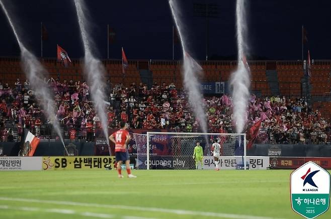 기뻐하는 김천 팬들. 사진=한국프로축구연맹