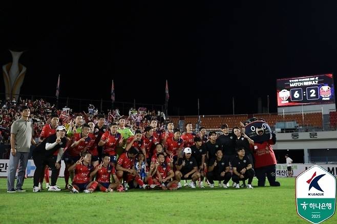 FC 서울전 승리 후 기념 촬영에 임하고 있는 김천상무 선수들. 사진=한국프로축구연맹