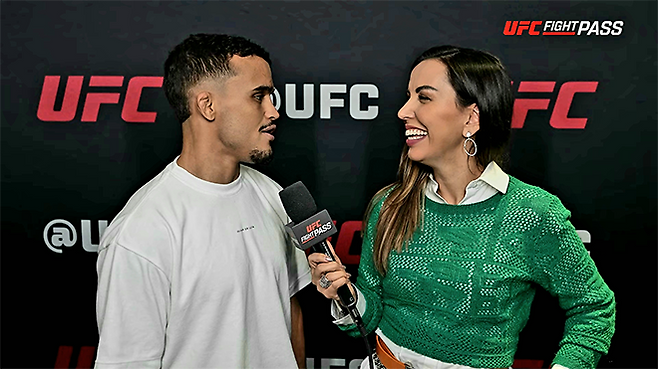 다니에우 구스타부 곤자가 산투스가 캐나다 퀘벡주 몬트리올 벨 센터 UFC 315 사전 인터뷰에서 이정영 선수 이름 관련 농담을 하고 있다. 오른쪽은 “정 진 리”라고 엉뚱하게 발음하며 웃는 UFC 파이트 패스 브라질 진행자 이벨링 호드리게스. 사진=TKO