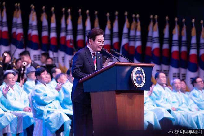 (서울=뉴스1) 이재명 기자 = 이재명 대통령이 15일 서울 종로구 세종문화회관에서 열린 제80주년 광복절 경축식에서 경축사를 하고 있다. (대통령실 제공. 재판매 및 DB금지) 2025.8.15/뉴스1  Copyright (C) 뉴스1. All rights reserved. 무단 전재 및 재배포,  AI학습 이용 금지. /사진=(서울=뉴스1) 이재명 기자