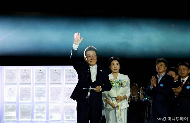 [서울=뉴시스] 고범준 기자 = 이재명 대통령이 15일 서울 세종대로 광화문광장에서 열린 제21대 대통령 국민임명식 '광복 80년, 국민주권으로 미래를 세우다' 행사에서 감사 인사말을 마치고 인사하고 있다. 2025.08.15. bjko@newsis.com /사진=