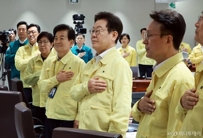 [서울=뉴시스] 고범준 기자 = 이재명 대통령이 18일 서울 용산 대통령실 청사에서 열린 제1회 을지국무회의 및 제37회 국무회의에서 국민의례를 하고 있다. (대통령실통신사진기자단) 2025.08.18. bjko@newsis.com /사진=