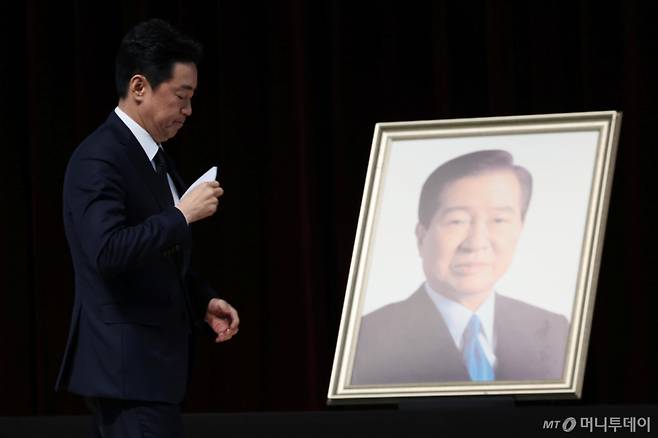 [서울=뉴시스] 김진아 기자 = 강훈식 대통령실 비서실장이 18일 오전 서울 동작구 국립서울현충원 현충관에서 열린 김대중 대통령 서거 16주기 추모식에서 이재명 대통령의 추모사를 대독하기 위해 이동하고 있다. (공동취재) 2025.08.18. photo@newsis.com /사진=류현주